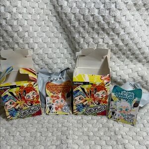 WAKUKU Playing with Cats & Dogs Figures x2